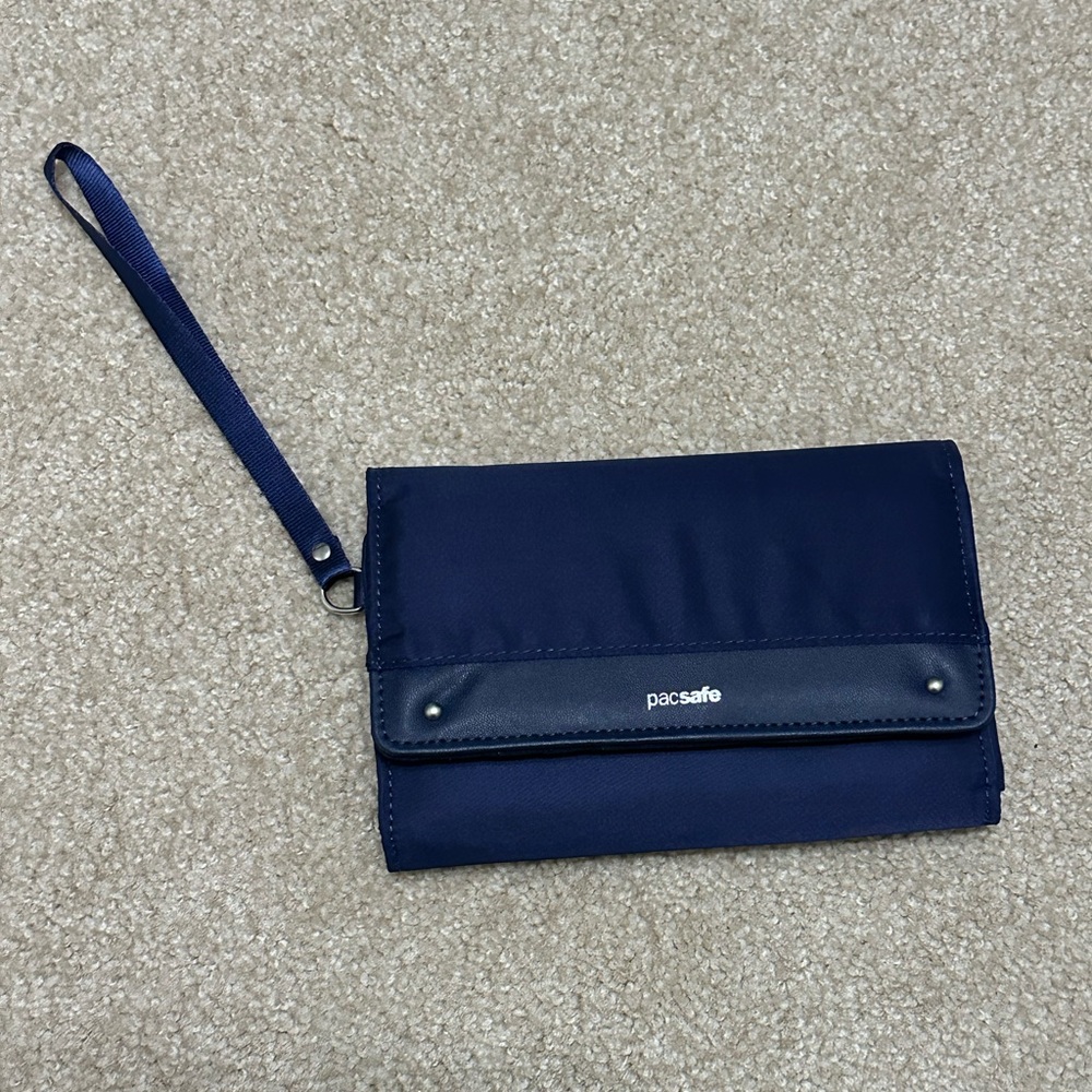 Pacsafe RFIDsafe™ RFID blocking clutch wallet